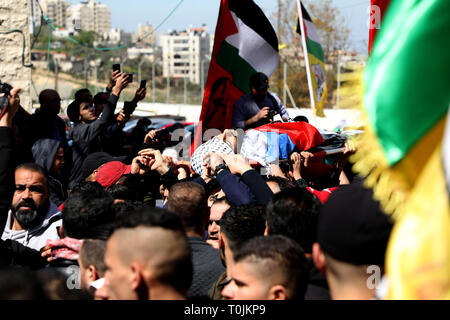 20 mars 2019 - Naplouse, Palestine, 20 mars 2019. Porter le deuil de Zaid Nuri, 20, et Raed Hamdan, 21 ans, deux hommes palestiniens tués par des tirs lâ€™tôt mercredi dans la région d'al-Ghawi, que les troupes israéliennes ont conduit des centaines de colons pour visiter le tombeau de Joseph dans le nord de la rive occidentale de Naplouse. Alors que les forces israéliennes ont escorté le convoi de bus de colons juifs dans l'emplacement, situé dans la zone contrôlée par les Palestiniens, les soldats israéliens ont ouvert le feu vers un véhicule dans lequel Hamdan et Nuri allaient les tuer. L'armée israélienne a affirmé que les deux Banque D'Images