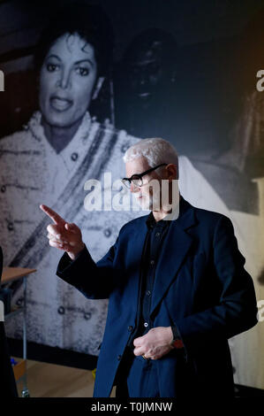 20 mars 2019, en Rhénanie du Nord-Westphalie, Köln : Rein Wolfs, directeur de la Bundeskunsthalle, gesticule en face d'une photo de Michael Jackson Michael Jackson dans l'exposition intitulée 'Michael Jackson : Sur le mur', qui est à l'affiche du 22.03.-14.07.2019. Photo : afp/Henning Kaiser Banque D'Images