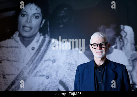 20 mars 2019, en Rhénanie du Nord-Westphalie, Köln : Rein Wolfs, directeur de la Bundeskunsthalle, devant une photo de Michael Jackson Michael Jackson dans l'exposition intitulée 'Michael Jackson : Sur le mur', qui sera à l'affiche du 22.03.-14.07.2019. Photo : afp/Henning Kaiser Banque D'Images