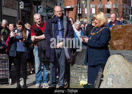 Warrington, Cheshire, Royaume-Uni. Mar 20, 2019. 20 mars 2019 à 12:27 - Le 26e anniversaire de la deuxième bombe de l'IRA à Warrington, Cheshire, qui a pris la vie de Tim Parry et Jonathan Ball. Sur 26 ans et un service a eu lieu à la rue Bridge, Warrington, à l'endroit et au moment de la tuerie. L'eau est ensuite recueillie à partir de la "rivière de vie", un mémorial pour les deux jeunes garçons qui ont été tués, et déplacé dans la 'paix' Centre où il a été répandu sur les racines de l'arbre de paix Crédit : John Hopkins/Alamy Live News Banque D'Images