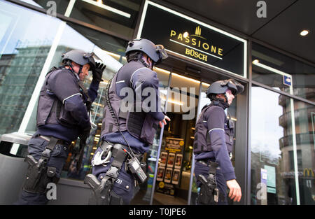 20 mars 2019, Berlin, Düsseldorf : les policiers sont debout devant l'entrée d'un supermarché dans le centre-ville. Une voiture break-in a conduit à une opération de police dans un supermarché au milieu de centre-ville de Düsseldorf. Le présumé voleur a été pris et puis entra dans l'immeuble avec plusieurs entrées, un porte-parole de la police a indiqué mercredi. En conséquence, plusieurs membres du personnel d'urgence est venu au supermarché. Si le cambrioleur présumé a été pris n'est toujours pas claire au premier abord. Selon les porte-parole de la police, les groupes de travail n'a pas supposé que l'homme avait une arme à feu wit