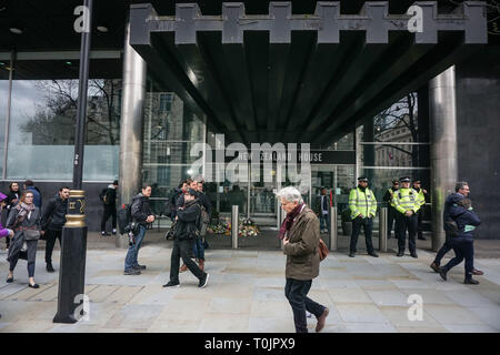 Londres, Royaume-Uni. Mar 16, 2019. Un homme vu en passant devant la chambre de la Nouvelle-Zélande, au centre de Londres. Le 16 mars, un homme fait 2 différentes attaques dans la mosquée Christchurch avec références officielles, 49 personnes ont perdu la vie après cette attaque terroriste. Credit : Ioannis Alexopoulos SOPA/Images/ZUMA/Alamy Fil Live News Banque D'Images