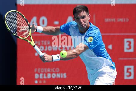 Miami Gardens, Florida, USA. Mar 20, 2019. Federico Delbonis, de l'Argentine, renvoie un coup de Peter Gojowczyk, de l'Allemagne, à l'Open de Miami 2019 présenté par le tournoi de tennis professionnel Itau, joué au Hardrock Stadium de Miami Gardens, Florida, USA. Mario Houben/CSM/Alamy Live News Banque D'Images