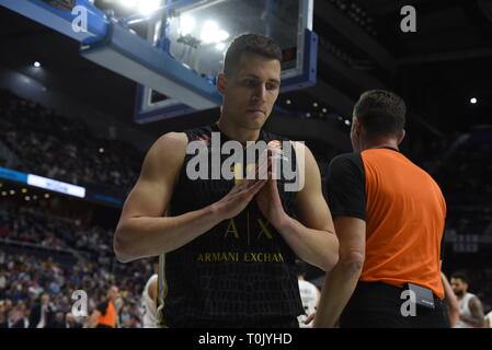 Nemanja Nedovic, # 16 de AX Armani est vu gesticulant au cours de la Turkish Airlines EuroLeague 2018/2019 Saison régulière 27 Ronde match entre le Real Madrid et AX Armani Exchange Olimpia Milan à WiZink au centre de Madrid. Score final : 92 - 89 Real Madrid AX Armani Exchange Olimpia Milan. Banque D'Images