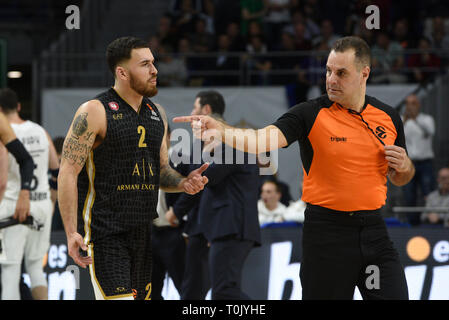 Mike James (à gauche), # 2 d'AX Armani est perçu au cours de la Turkish Airlines EuroLeague 2018/2019 Saison régulière 27 Ronde match entre le Real Madrid et AX Armani Exchange Olimpia Milan à WiZink au centre de Madrid. Score final : 92 - 89 Real Madrid AX Armani Exchange Olimpia Milan. Banque D'Images