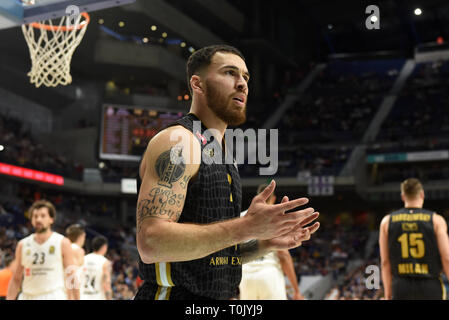 Mike James, # 2 d'AX Armani est vu gesticulant au cours de la Turkish Airlines EuroLeague 2018/2019 Saison régulière 27 Ronde match entre le Real Madrid et AX Armani Exchange Olimpia Milan à WiZink au centre de Madrid. Score final : 92 - 89 Real Madrid AX Armani Exchange Olimpia Milan. Banque D'Images