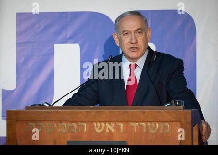 Jérusalem. Mar 20, 2019. Le Premier ministre israélien Benjamin Netanyahu fournit une déclaration à son domicile à Jérusalem le 20 mars 2019. Netanyahu cherche à être réélu pour un cinquième mandat dans le 9 avril mais il est confronté à des élections une dure lutte de l'Israël ancien chef d'état-major Benny Gantz, et une série d'allégations de fraude et de corruption. Source : Xinhua/JINI/Alamy Live News Banque D'Images