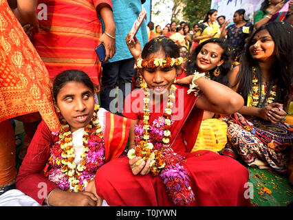 Femme vu prendre avec les selfies étudiants aveugles lors du Festival Holi célébration. Nom d'une fiducie de bienfaisance Sarodiya Holi Festival organisé avec des fleurs pour les aveugles et les étudiants malvoyants de Light House pour les aveugles à Kolkata. Banque D'Images