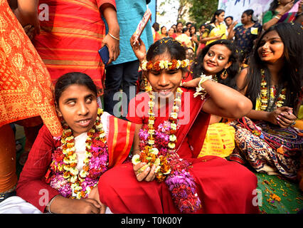 Kolkata, Bengale occidental, Inde. Mar 20, 2019. Femme vu prendre avec les selfies étudiants aveugles lors du Festival Holi célébration. Nom d'une fiducie de bienfaisance Sarodiya Holi Festival organisé avec des fleurs pour les aveugles et les étudiants malvoyants de Light House pour les aveugles à Kolkata. Credit : Avishek Das/SOPA Images/ZUMA/Alamy Fil Live News Banque D'Images