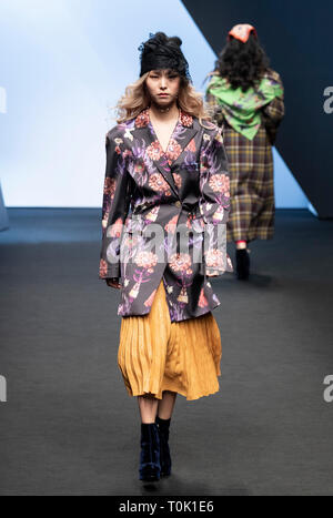 Séoul, Corée du Sud. Mar 20, 2019. Un modèle présente une création de grand parc au cours de la Fashion Week de Séoul 2019 à Séoul, Corée du Sud, le 20 mars 2019. Source : Xinhua/Alamy Live News Banque D'Images