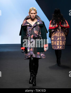 Séoul, Corée du Sud. Mar 20, 2019. Un modèle présente une création de grand parc au cours de la Fashion Week de Séoul 2019 à Séoul, Corée du Sud, le 20 mars 2019. Source : Xinhua/Alamy Live News Banque D'Images