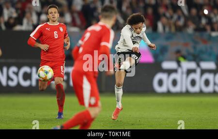 Wolfsburg, Allemagne. Mar 21, 2019. firo : 20.03.2019, Football, 2018/2019, Landerspiel : Équipe nationale : Allemagne - Serbie 1 : 1 Leroy Sane, simple action, l'utilisation dans le monde entier | Credit : dpa/Alamy Live News Banque D'Images