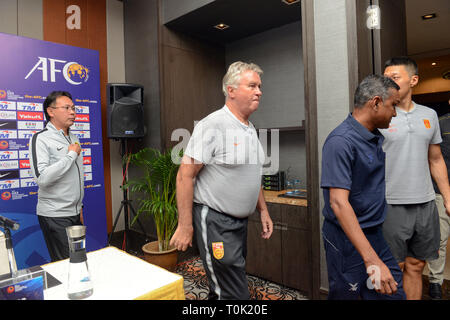 Kuala Lumpur, Malaisie. Mar 21, 2019. Guus Hiddink, l'entraîneur en chef de l'équipe U23 chinois quitte après la conférence de presse avant l'AFC U23 Championship 2020 Groupe J qualificatifs correspondent à Kuala Lumpur, Malaisie, le 21 mars 2019. Credit : Chong Chung Voon/Xinhua/Alamy Live News Banque D'Images