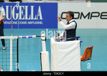 Candy Arena, Monza, Italie. 20 mars, 2019. Volleyball CEV Challenge Cup, les hommes, finale 1ère manche. arbitre Sotirios Delikostidis pendant le match entre Monza et Volley Vero à Belgorod Azeitao les bonbons Arena de l'Italie. Credit : Claudio Grassi/Alamy Live News Banque D'Images