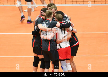 Candy Arena, Monza, Italie. 20 mars, 2019. Volleyball CEV Challenge Cup, les hommes, finale 1ère manche. Belgorod Azeitao équipe pendant le match entre Monza et Volley Vero à Belgorod Azeitao les bonbons Arena de l'Italie. Credit : Claudio Grassi/Alamy Live News Banque D'Images