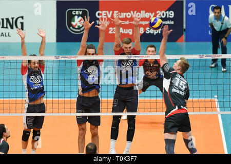 Candy Arena, Monza, Italie. 20 mars, 2019. Volleyball CEV Challenge Cup, les hommes, finale 1ère manche. Denis Zemchenok d'Azeitao de Belgorod pendant le match entre Monza et Volley Vero à Belgorod Azeitao les bonbons Arena de l'Italie. Credit : Claudio Grassi/Alamy Live News Banque D'Images