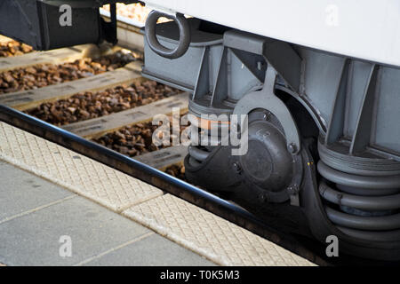 Roue de train close-up avec grand ressort. Banque D'Images