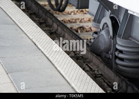 Roue de train close-up avec grand ressort. Banque D'Images