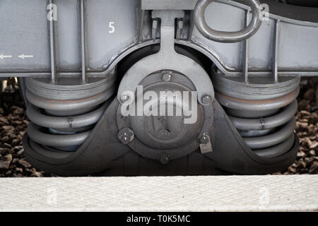 Roue de train close-up avec grand ressort. Banque D'Images