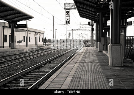 La gare, vide et déserte, plate-forme de transport public. Banque D'Images