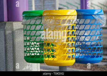 Corbeille de différents métaux fer, la collecte sélective d'ordures Banque D'Images