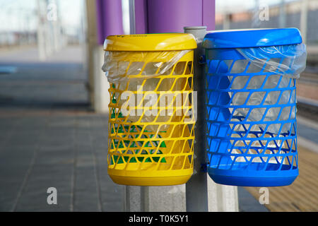 Corbeille de différents métaux fer, la collecte sélective d'ordures Banque D'Images