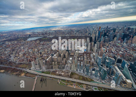 Grand angle Vue aérienne de Manhattan et Central Park à partir d'hélicoptères, la ville de New York. Banque D'Images