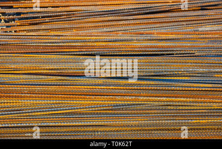 Les barres en acier texture background. Les tiges de renfort en métal rouillé pile sur un site de construction Banque D'Images