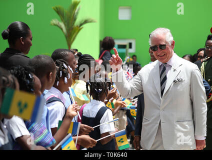 Le Prince de Galles salue des enfants comme il arrive à Argyle International Airport, à St Vincent et Grenadines au début de sa visite un jour avec la duchesse de Cornwall à l'île des Caraïbes. Banque D'Images