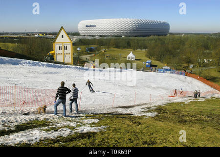 Géographie / voyage, Allemagne, Munich, l'Allianz Arena, vue de la station de ski arena au Froettmaning hill, neige artificielle à 18 degré Celsius de plus, 24.02.2008, Additional-Rights Clearance-Info-Not-Available- Banque D'Images