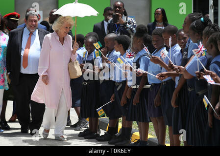 La duchesse de Cornouailles salue des enfants comme elle arrive à Argyle International Airport, à St Vincent et Grenadines au début de sa visite d'une journée avec le Prince de Galles à l'île des Caraïbes. Banque D'Images