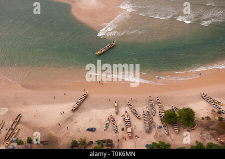 Vue aérienne de pêcheurs ghanéens et des canoës sur une plage à l'ouest d'Accra. Banque D'Images