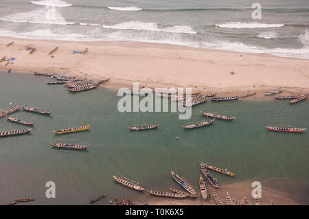 Vue aérienne d'une portion de littoral entre Accra et à Cape Coast au Ghana. Banque D'Images