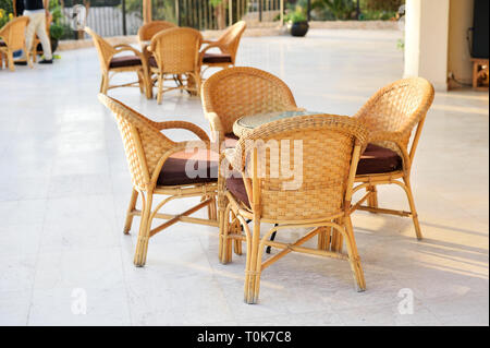 Table et chaise en bois en terrasse d'un restaurant, un café dans l'hôtel. Banque D'Images