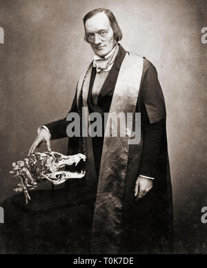 Sir Richard Owen, 1804-1892. Biologiste anglais, anatomiste et paléontologue comparative. Vu ici avec le crâne d'un crocodile. Banque D'Images