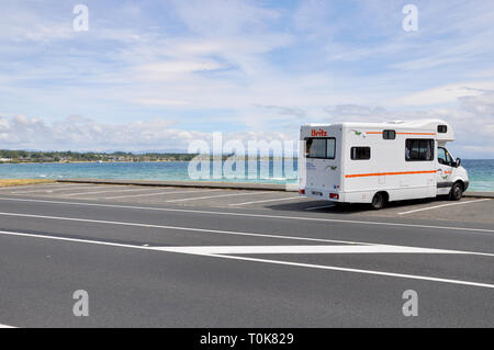 Camping-car Britz sans rouler sur le lac Taupo, Waikato, Nouvelle-Zélande. Visiter les touristes en vacances. L'industrie du tourisme Banque D'Images