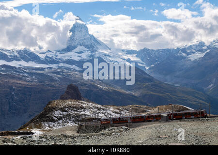 Train arrivant à Cornegrat, en Suisse, Zermat où vous pouvez voir le Mont Cervin Banque D'Images