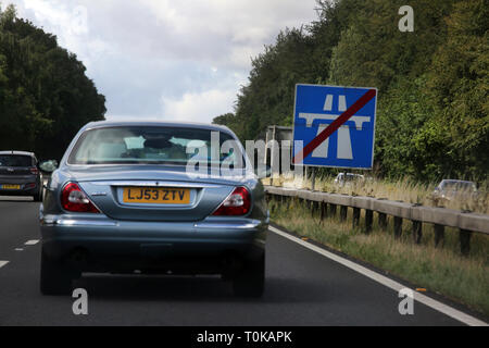 Jaguar sur l'A303 Route Nationale de fin de l'autoroute Sign Banque D'Images