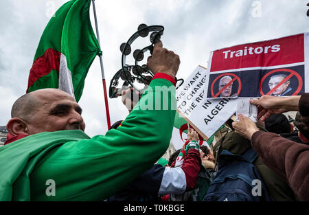 Protestation algérienne à Trafalgar place Londres appelant le président Abdelaziz Bouteflika de démissionner. Banque D'Images