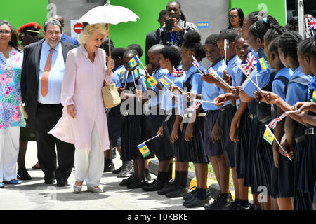 La duchesse de Cornouailles salue des enfants comme elle arrive à Argyle International Airport, à St Vincent et Grenadines au début de sa visite d'une journée avec le Prince de Galles à l'île des Caraïbes. Banque D'Images