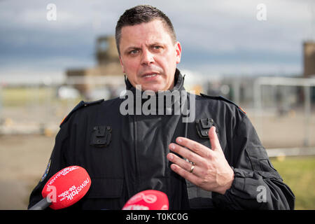 Un Garda Siochana Inspecteur John Egan parle aux médias après un entraînement physique à l'ordre public Gormanston Army Camp, Co Meath, Irlande. Banque D'Images