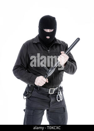 La police antiterroriste mec uniforme noir et noir balaclava holding police club fermement à deux mains, shot on white Banque D'Images