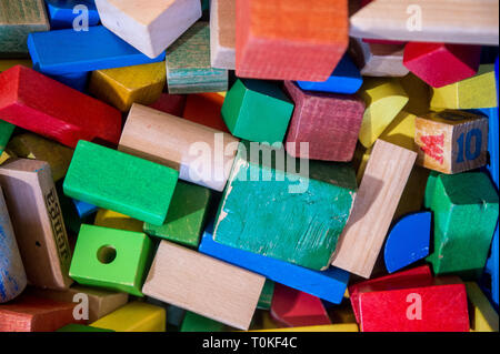 Pile colorée de blocs de construction de Childs Banque D'Images