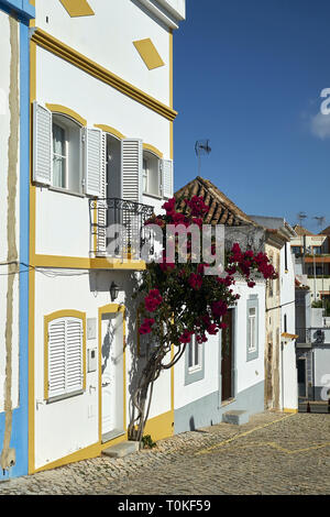 Street à Tavira, Faro, Algarve, Portugal Banque D'Images