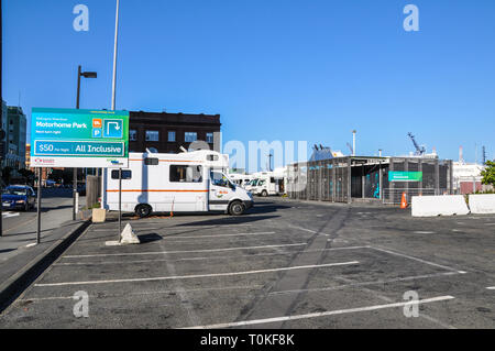 Camping bord de Wellington Park près de la gare maritime, populaire auprès des touristes prépare à bord des traversiers de l'île du Sud. Harbour Banque D'Images