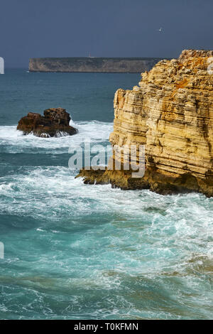 Côte Rocheuse à Cabo de Sao Vicente avec mer agitée près de Sarges, Algarve, Faro, Portugal