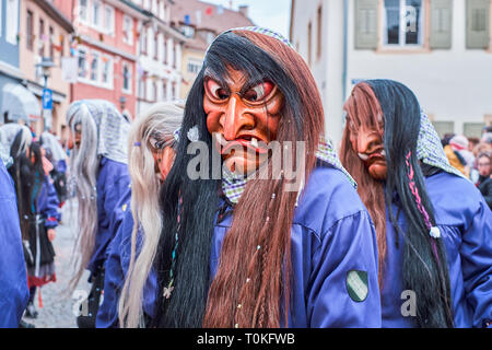 Sorcière laide avec de longs cheveux bruns. Carnaval de rue dans le sud de l'Allemagne - Forêt Noire. Banque D'Images