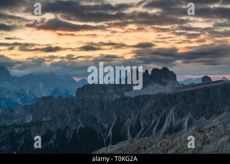 Lever du soleil dans les Dolomites au Rifugio Nuvolau surplombant Croda da Lago, Italie