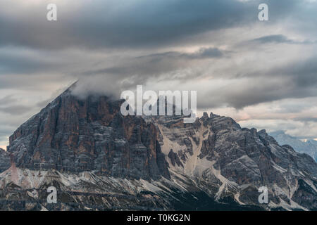 Lever du soleil dans les Dolomites au Rifugio Nuvolau donnant sur la Tofane, Italie Banque D'Images