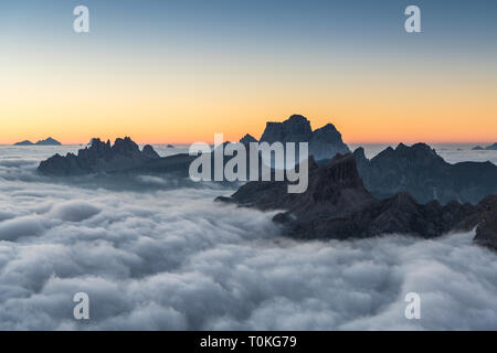 Vue depuis le Rifugio Lagazuoi (2752 m) au Mont Averau, le Croda Negra, Croda da Lago et la Civetta, Dolomites, Italie Banque D'Images